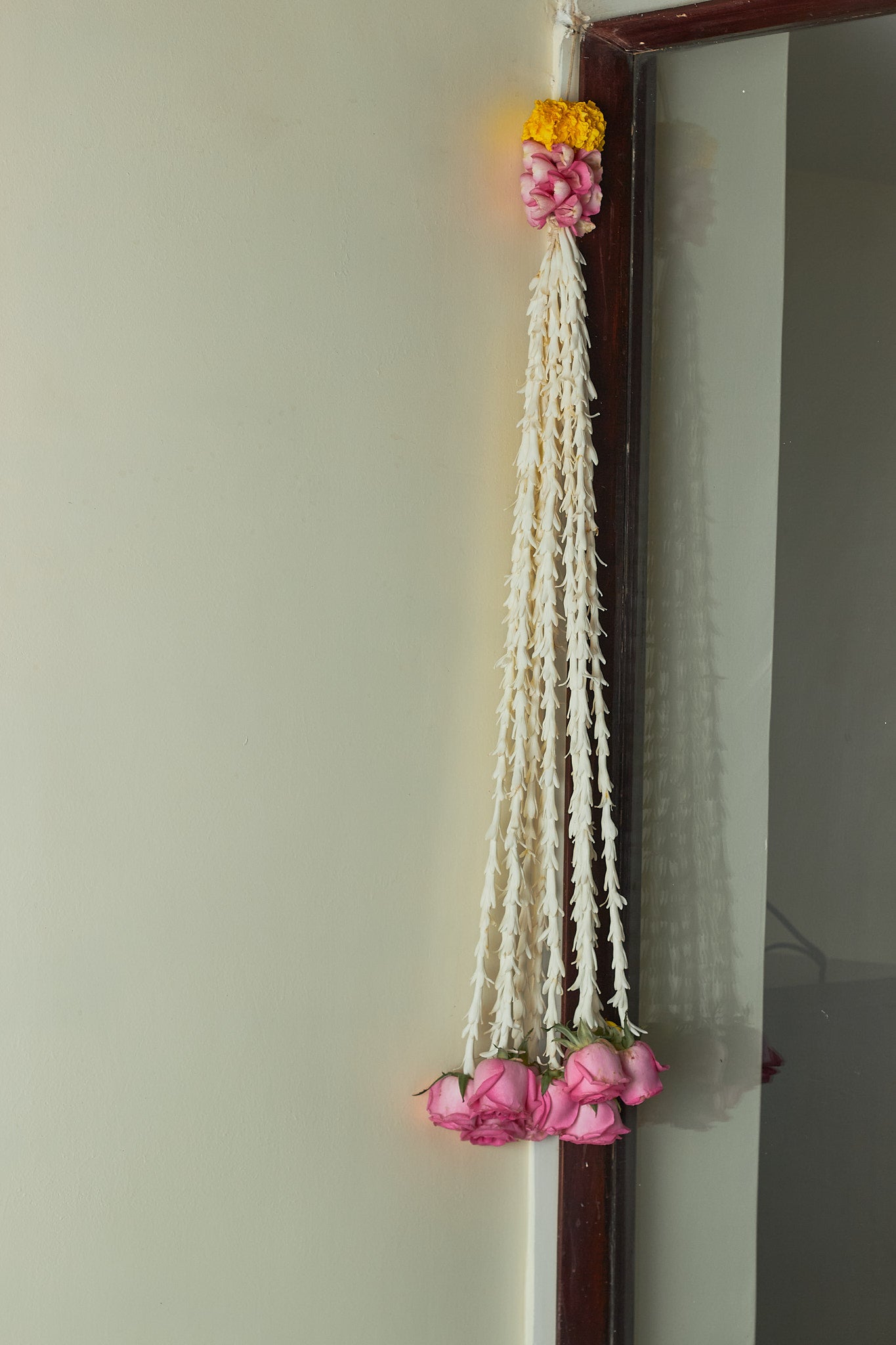 Buy Tuberose & Roses Latkan by  Mahua Floral Studio.